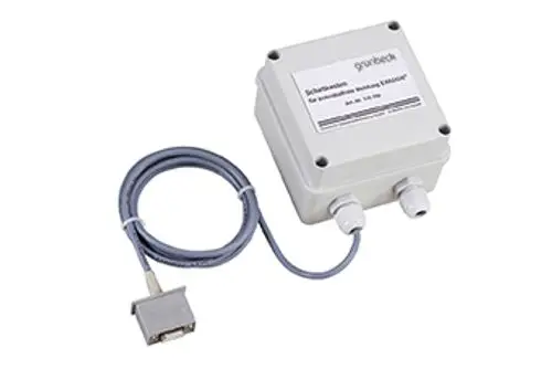 Schaltkasten mit grauem Gehäuse und zwei Kabelausgängen, verbunden mit einem Stecker. Produkt von Grünbeck für potenzialfreie Meldungen.